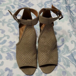 Universal Thread Women's Hannah Laser Cut Heeled Pump Sandals 10